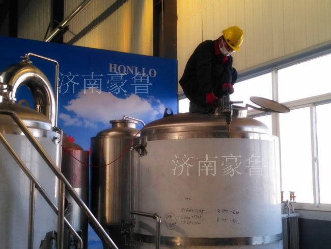 工人在加工九游在线官方官网罐体