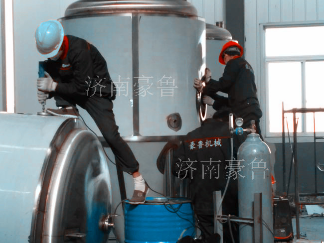 工人正在焊接精酿九游在线官方官网